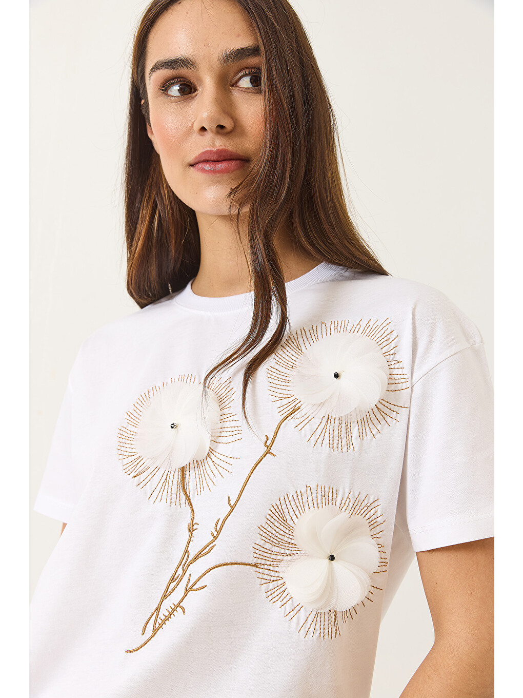 Beyaz Kadın Bisiklet Yaka Kısa Kollu Nakışlı Kabartma Aksesuarlı T-Shirt-4