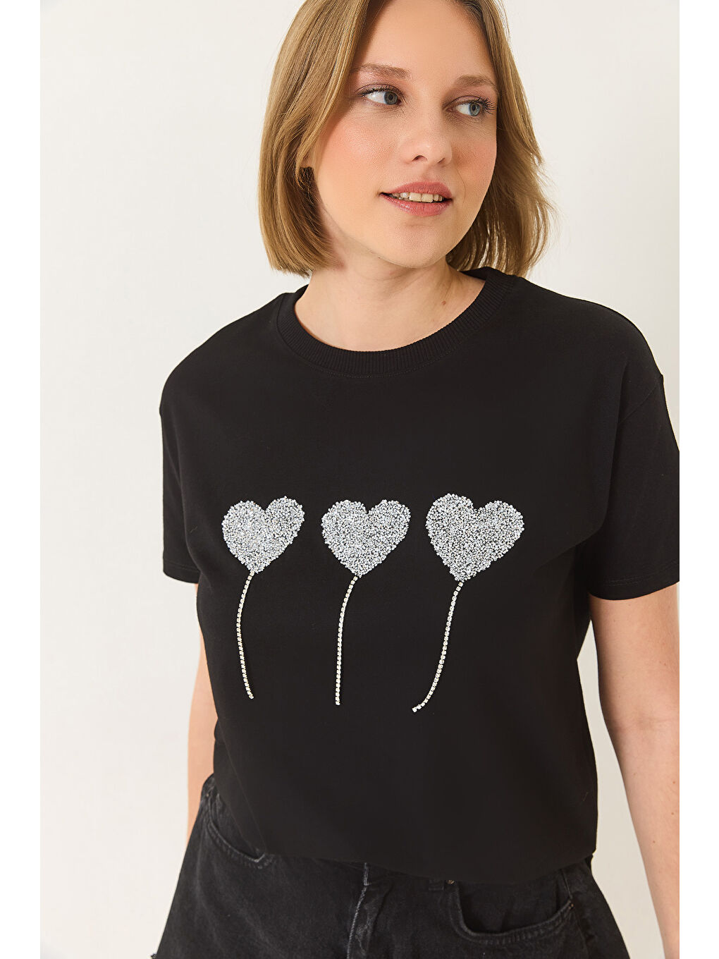 Siyah Kadın Taşlı Kalp Detaylı Kısa Kollu Pamuklu T-Shirt