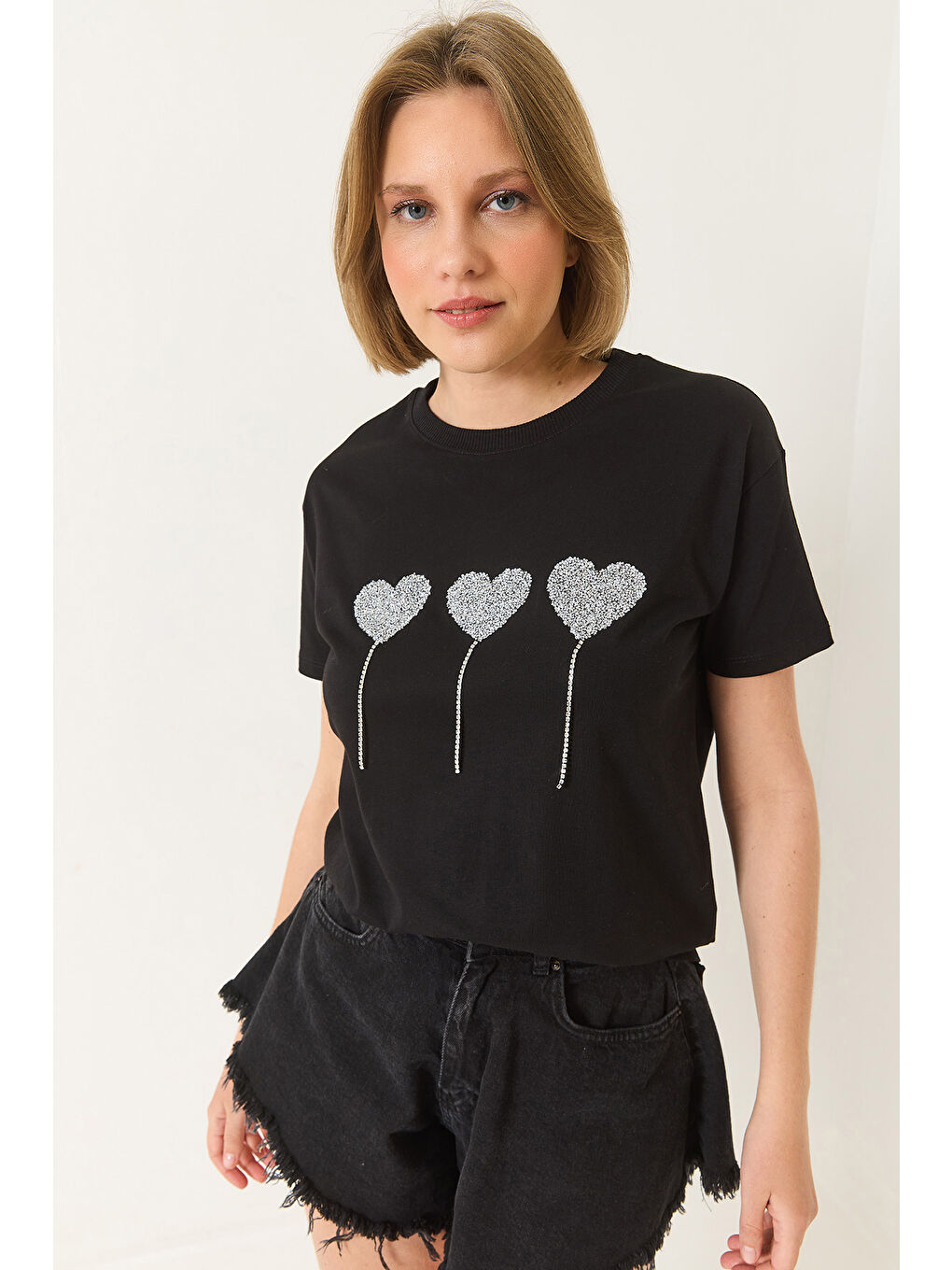 Siyah Kadın Taşlı Kalp Detaylı Kısa Kollu Pamuklu T-Shirt-1