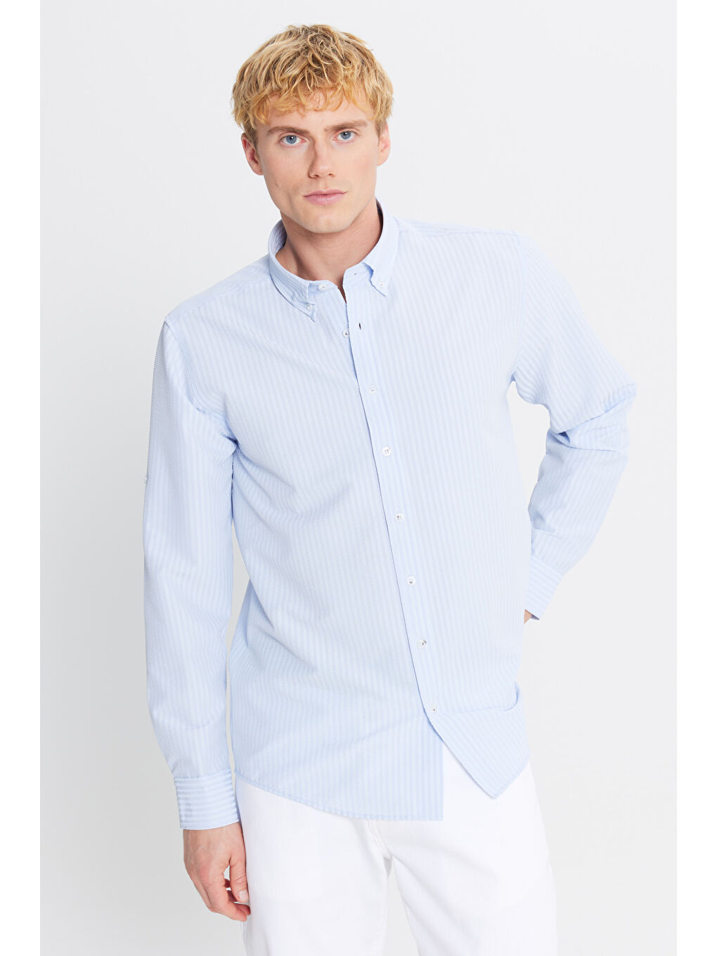 Erkek Açık Mavi Tailored Slim Fit Dar Kesim Düğmeli Yaka Gofre Desenli Gömlek-2