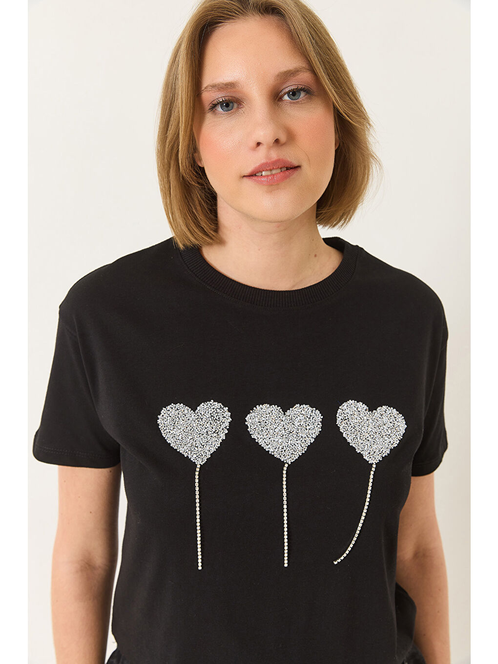Siyah Kadın Taşlı Kalp Detaylı Kısa Kollu Pamuklu T-Shirt-3