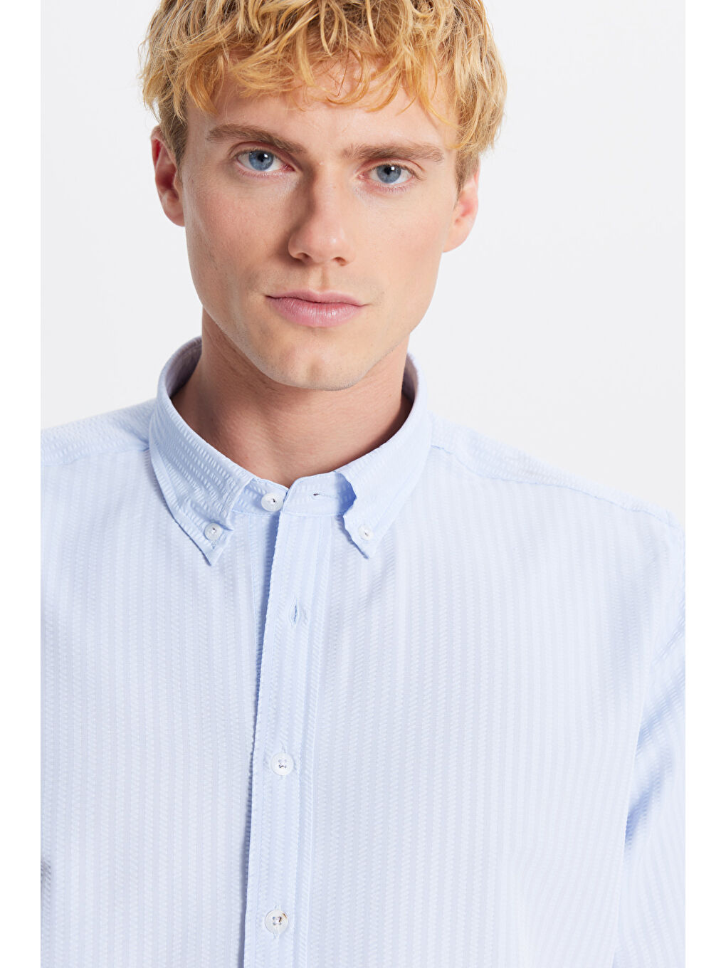 Erkek Açık Mavi Tailored Slim Fit Dar Kesim Düğmeli Yaka Gofre Desenli Gömlek-3