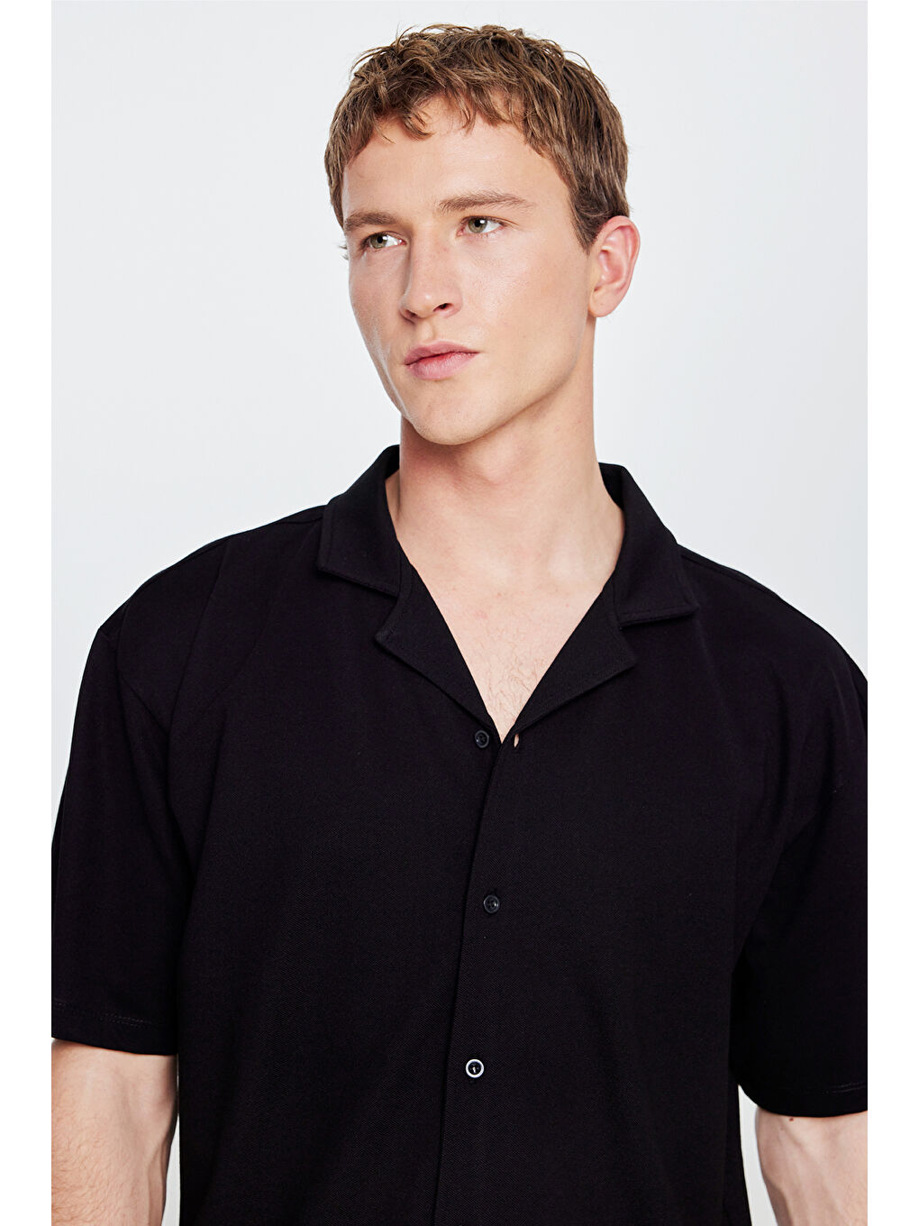 Erkek Siyah-Siyah Pamuklu Comfort Fit Rahat Kesim Hawai Yaka Armürlü Örme Gömlek-3