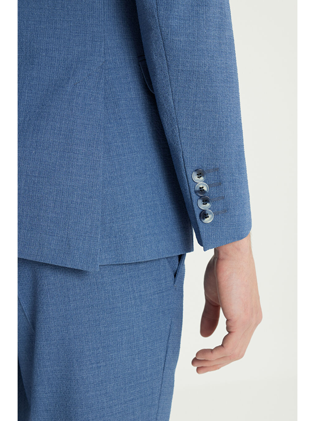 Erkek Koyu Mavi Slim Fit Dar Kesim Kırlangıç Yaka Kapak Cepli Gofre Desenli Takım Elbise-5