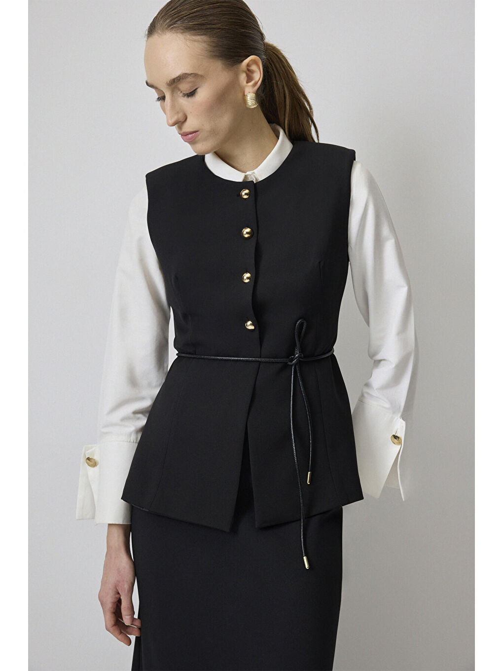 Siyah Gold Düğmeli Fit Yelek-3