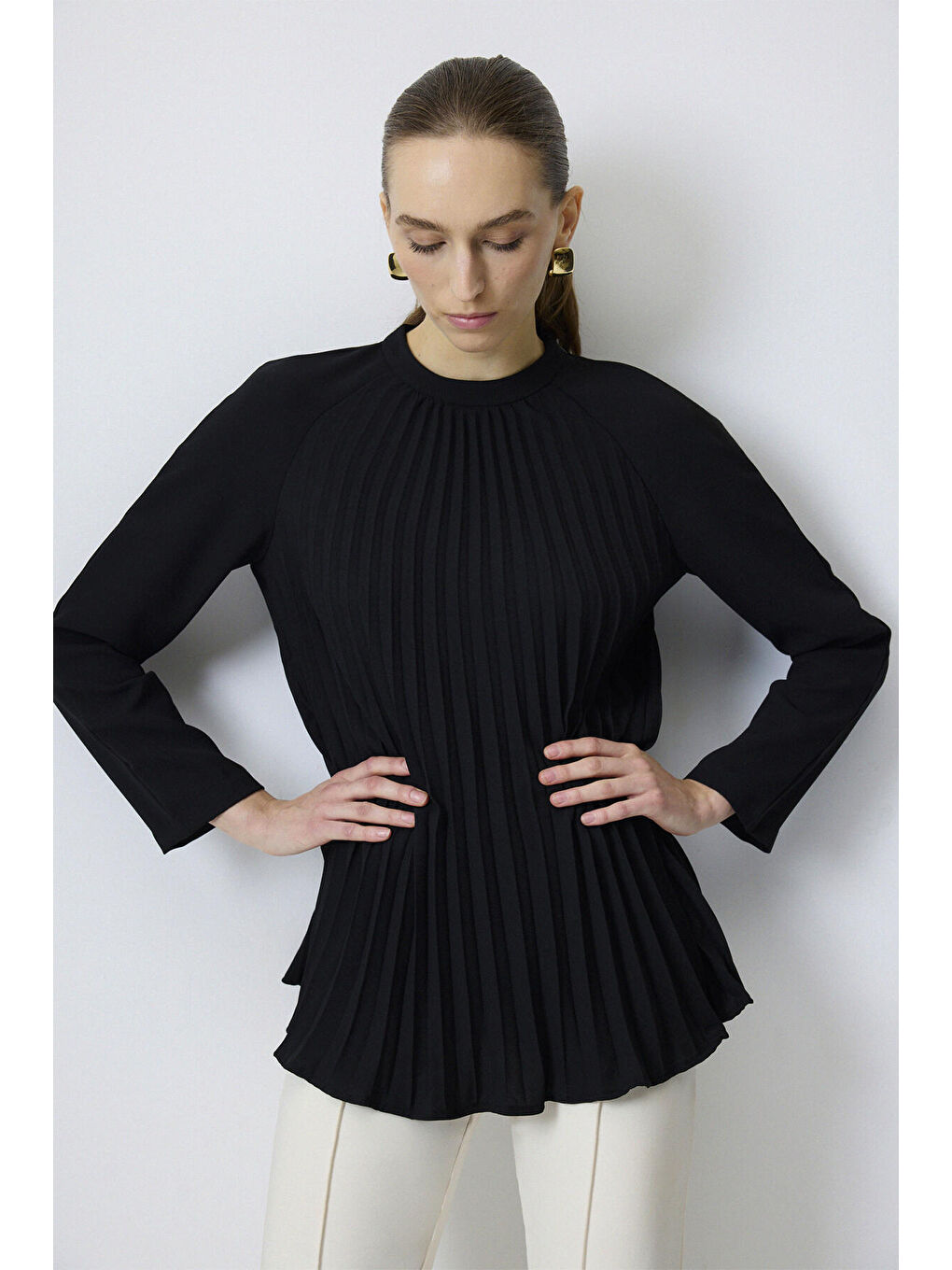 Siyah Piliseli Krep Bluz
