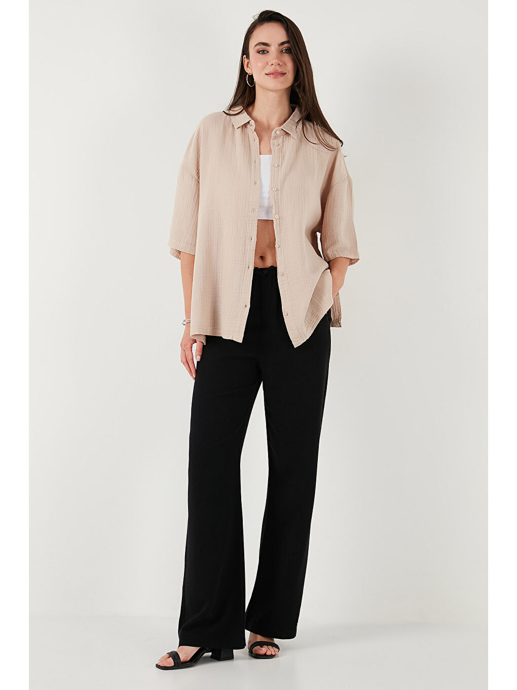 Bej Pamuklu Regular Fit Yırtmaçlı Kısa Kollu Kadın Gömlek CF25S166965-2