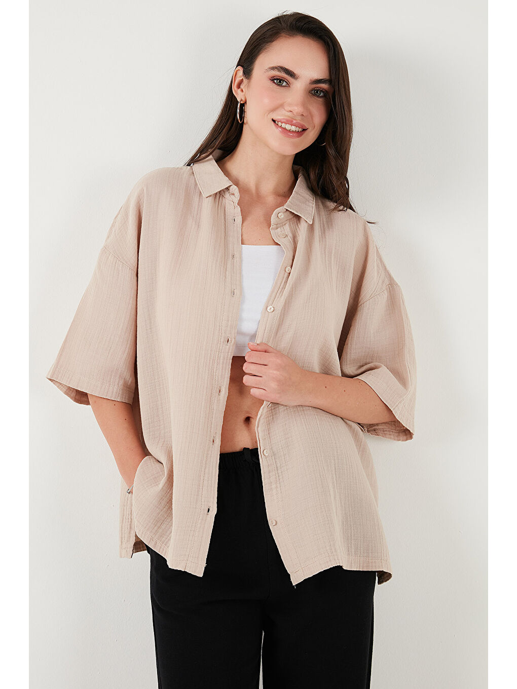 Bej Pamuklu Regular Fit Yırtmaçlı Kısa Kollu Kadın Gömlek CF25S166965-3