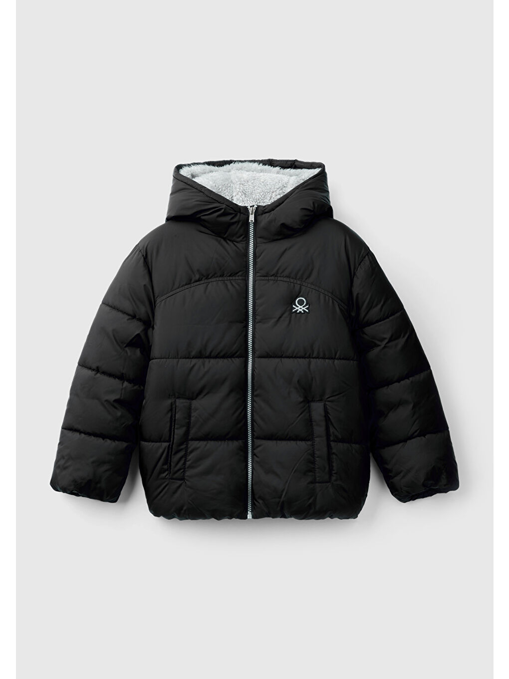 Erkek Çocuk Siyah Sol Göğsü Logo Yamalı Önü Cep Detaylı Pufa Mont