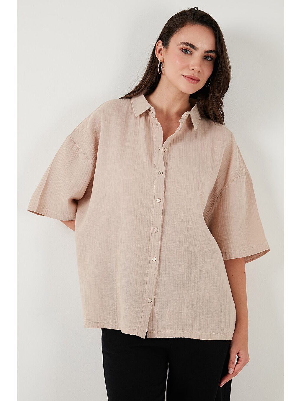 Bej Pamuklu Regular Fit Yırtmaçlı Kısa Kollu Kadın Gömlek CF25S166965-4