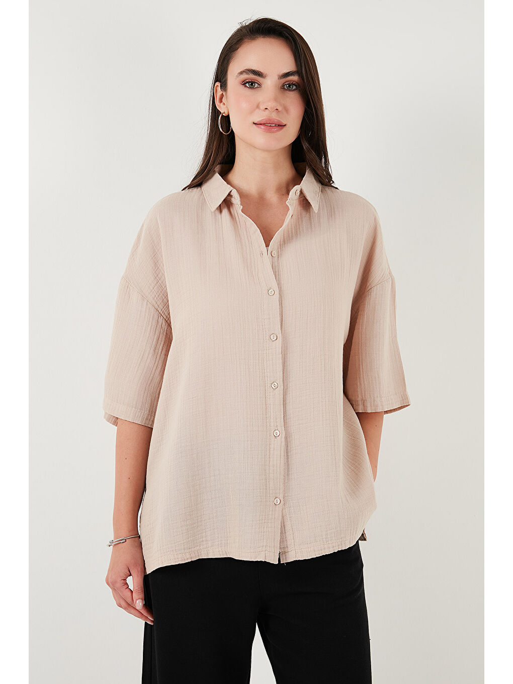 Bej Pamuklu Regular Fit Yırtmaçlı Kısa Kollu Kadın Gömlek CF25S166965-5