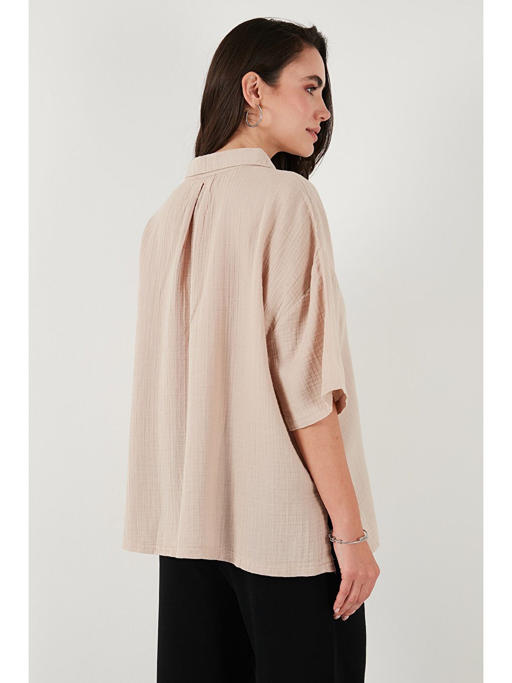 Bej Pamuklu Regular Fit Yırtmaçlı Kısa Kollu Kadın Gömlek CF25S166965-6