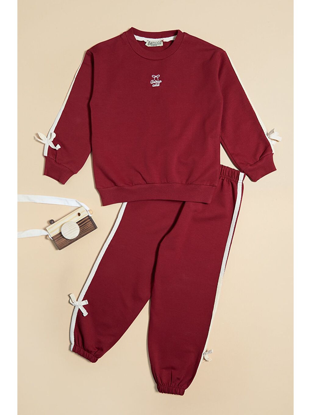 Bordo Yazı Nakışlı Şeritli Fiyonk Detaylı Kız Çocuk Takım