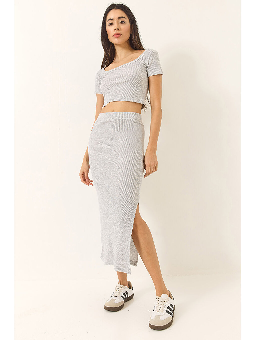 Gri Kadın Kare Yaka Kısa Kollu Crop Yırtmaç Detaylı Kaşkorse Alt-Üst Takım