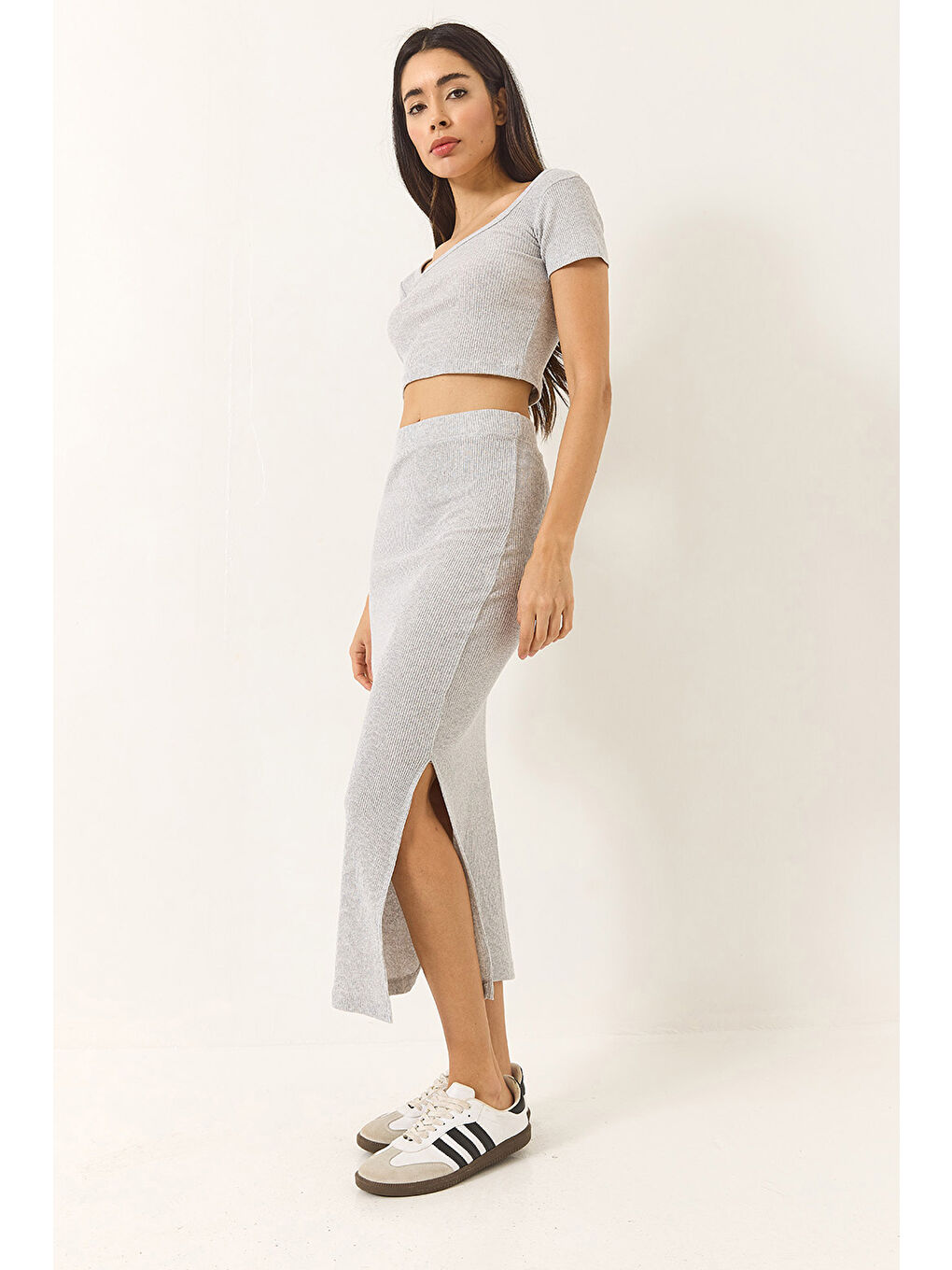 Gri Kadın Kare Yaka Kısa Kollu Crop Yırtmaç Detaylı Kaşkorse Alt-Üst Takım-2