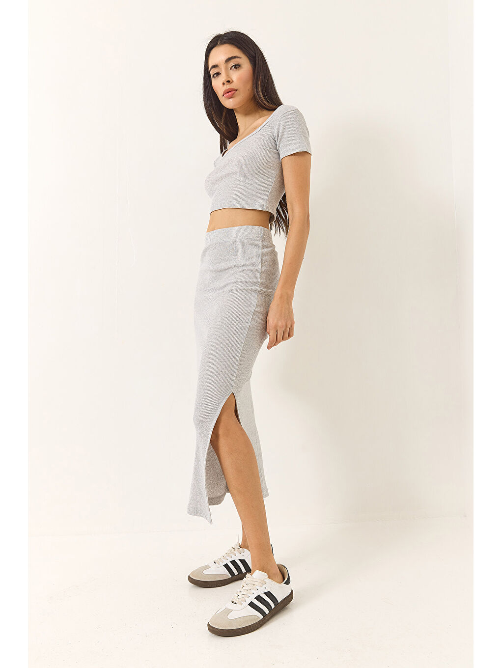 Gri Kadın Kare Yaka Kısa Kollu Crop Yırtmaç Detaylı Kaşkorse Alt-Üst Takım-4