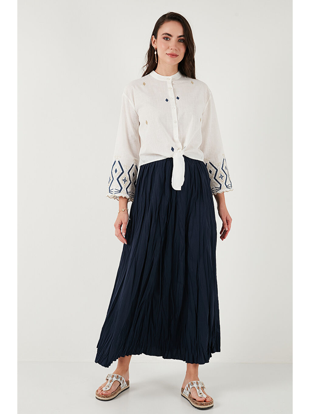 Lacivert Pamuklu Nakışlı Belden Bağlamalı Hakim Yaka Kadın Gömlek 6110097-1