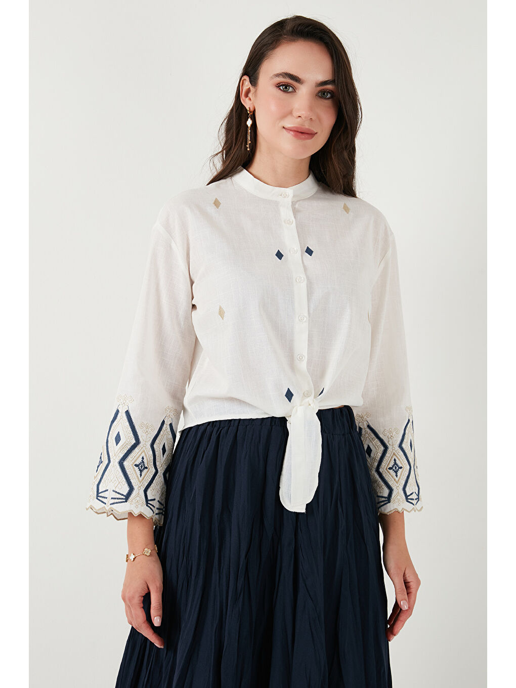 Lacivert Pamuklu Nakışlı Belden Bağlamalı Hakim Yaka Kadın Gömlek 6110097-2