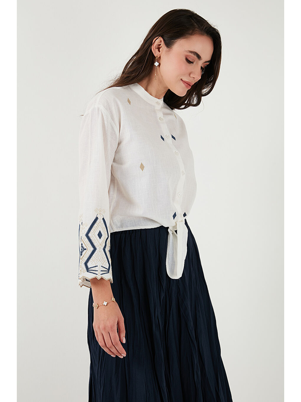 Lacivert Pamuklu Nakışlı Belden Bağlamalı Hakim Yaka Kadın Gömlek 6110097-3