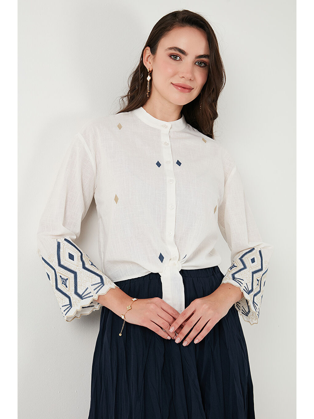 Lacivert Pamuklu Nakışlı Belden Bağlamalı Hakim Yaka Kadın Gömlek 6110097-4