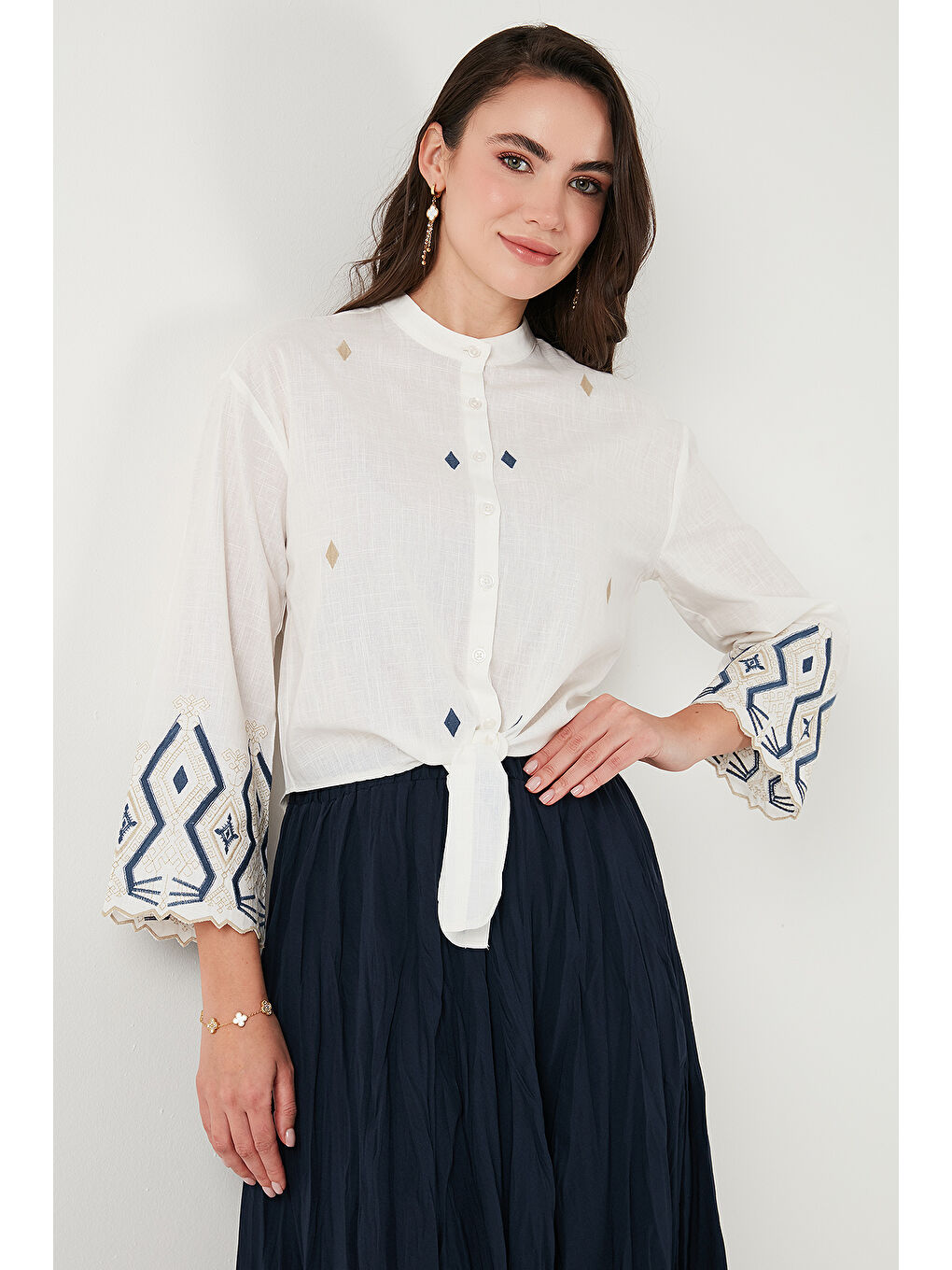 Lacivert Pamuklu Nakışlı Belden Bağlamalı Hakim Yaka Kadın Gömlek 6110097-5