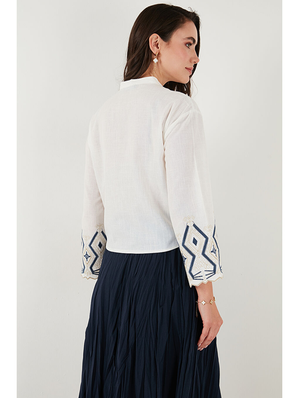 Lacivert Pamuklu Nakışlı Belden Bağlamalı Hakim Yaka Kadın Gömlek 6110097-6