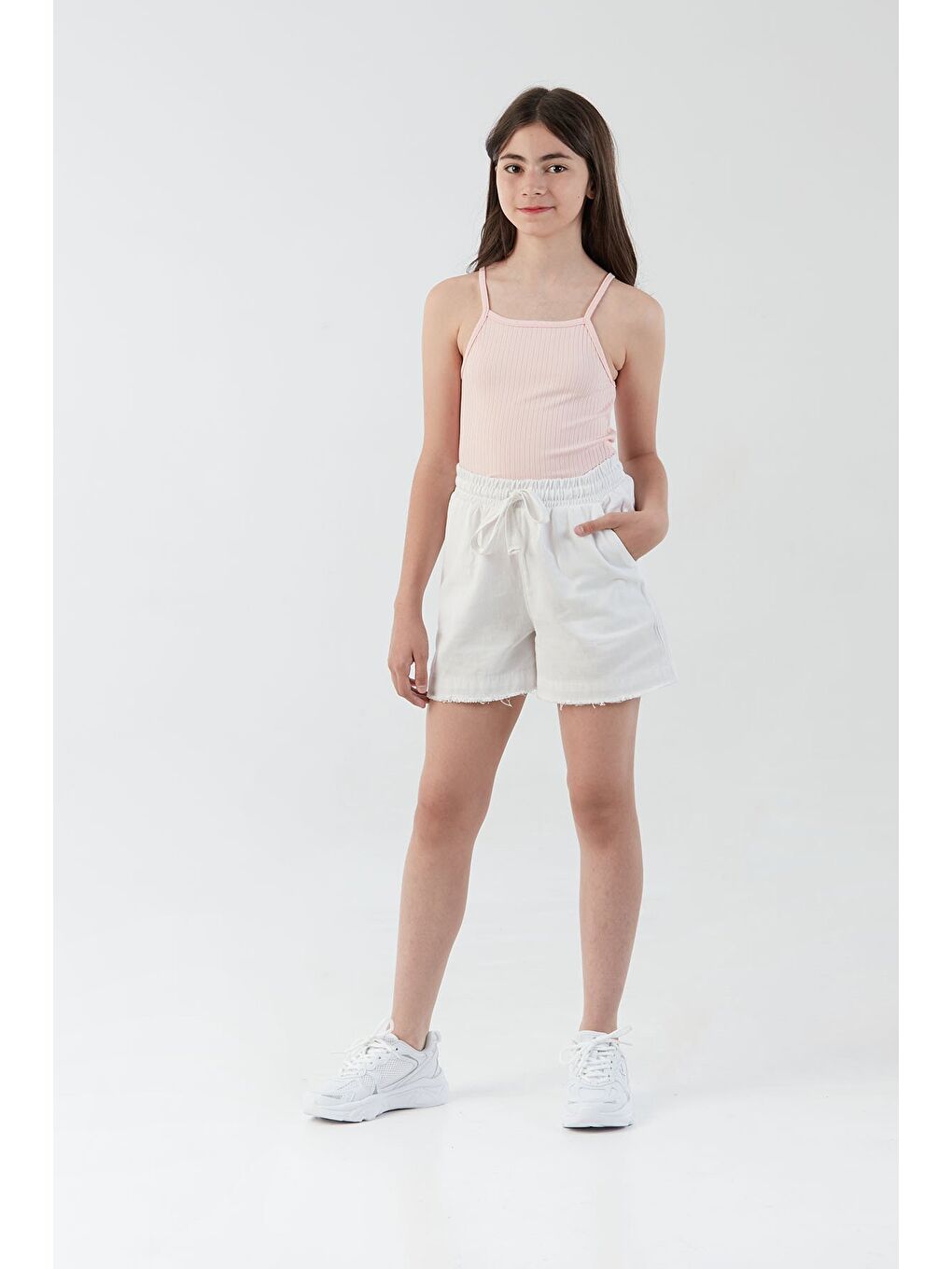 Beyaz Beli Bağlamalı Püsküllü Kız Çocuk Şort-3