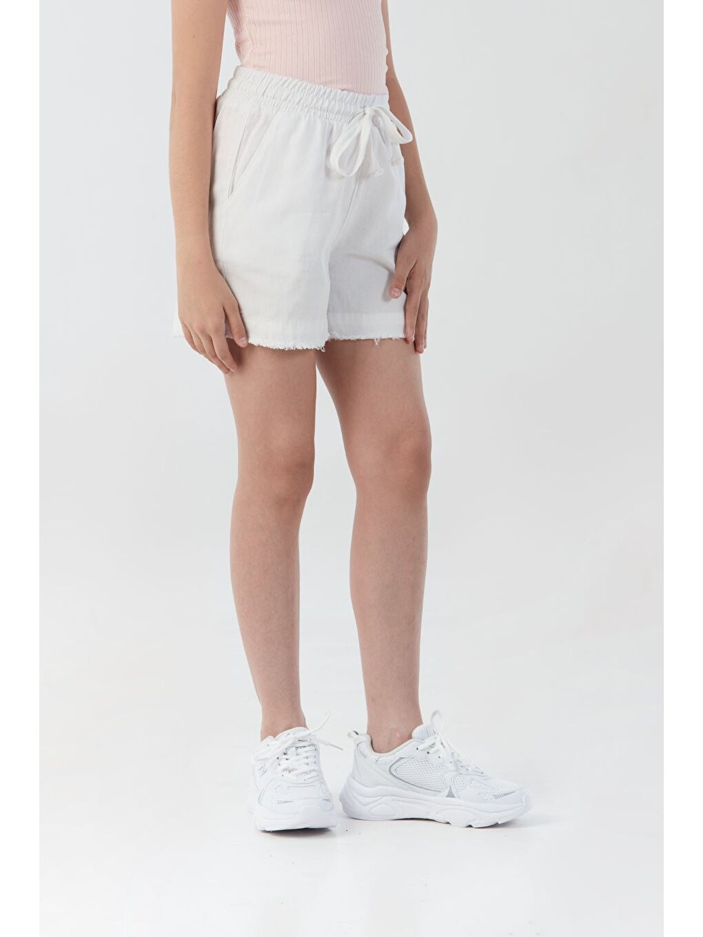 Beyaz Beli Bağlamalı Püsküllü Kız Çocuk Şort-4