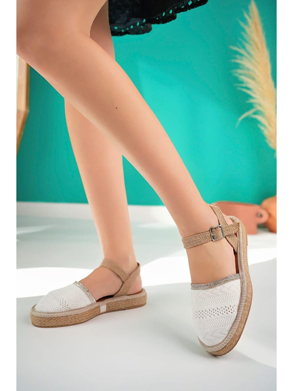 Beyaz Glara Önü Kapalı Hasır Görünümlü Kadın Triko Sandalet