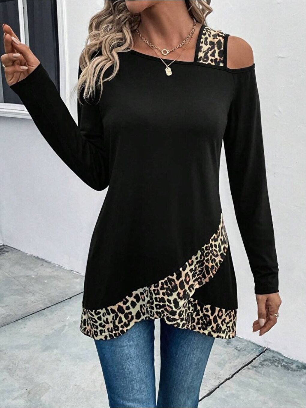 Siyah Kadın Tek O Uzdan Açık Askılı Uzun Kollu Leopar Detaylı Viskon Bluz