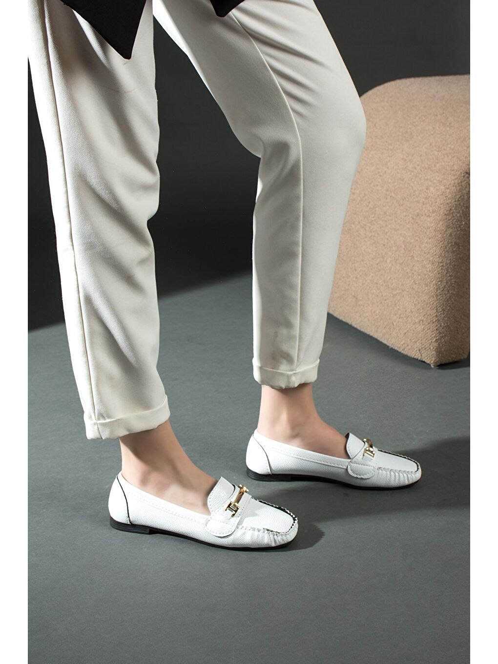 Beyaz Rahat Kalıp Tokalı Kadın Babet 001-177-22-5