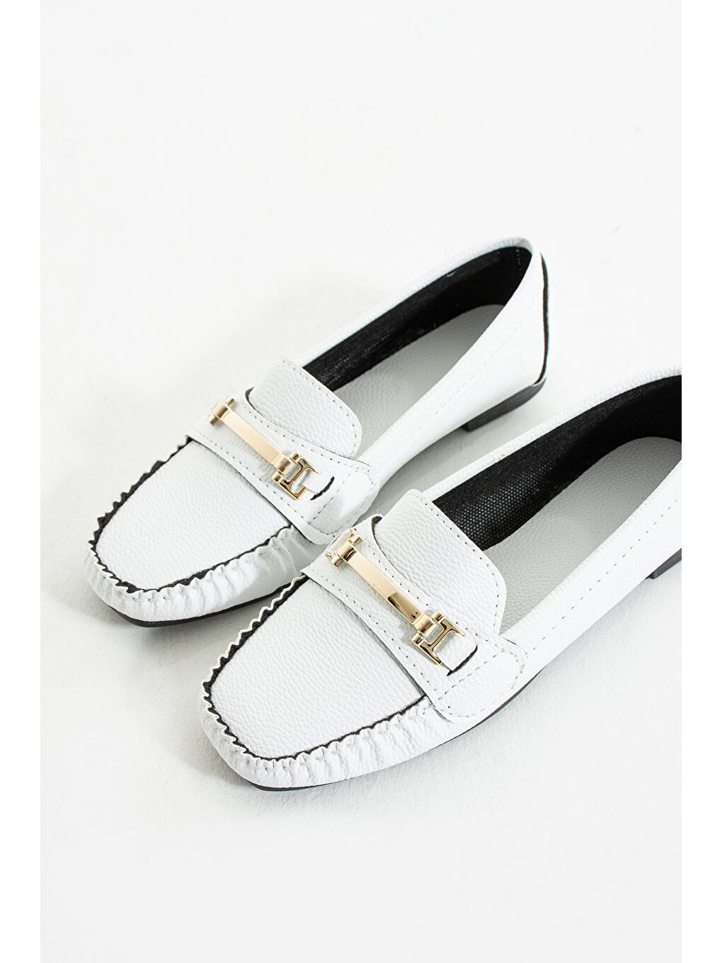 Beyaz Rahat Kalıp Tokalı Kadın Babet 001-177-22-6