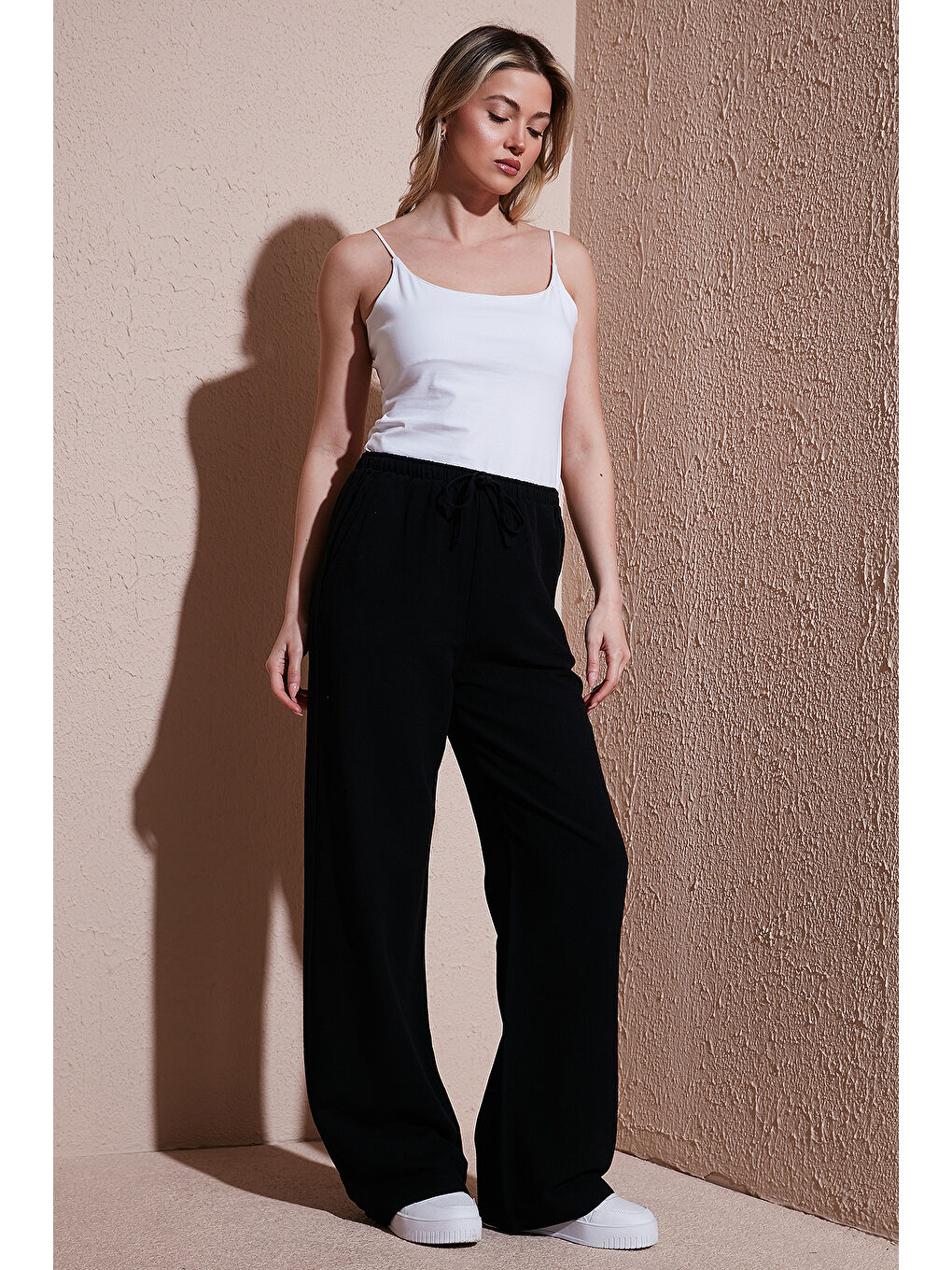 Siyah Wide Leg Yüksek Bel Geniş Paça Pantolon 25Y0249K1-2