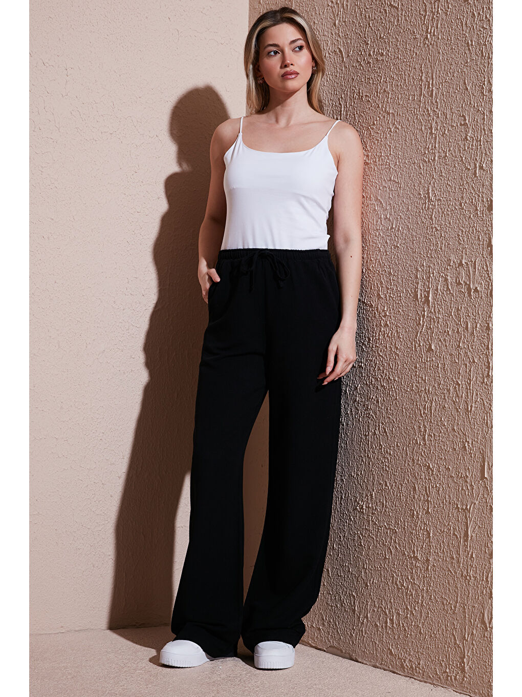 Siyah Wide Leg Yüksek Bel Geniş Paça Pantolon 25Y0249K1-3