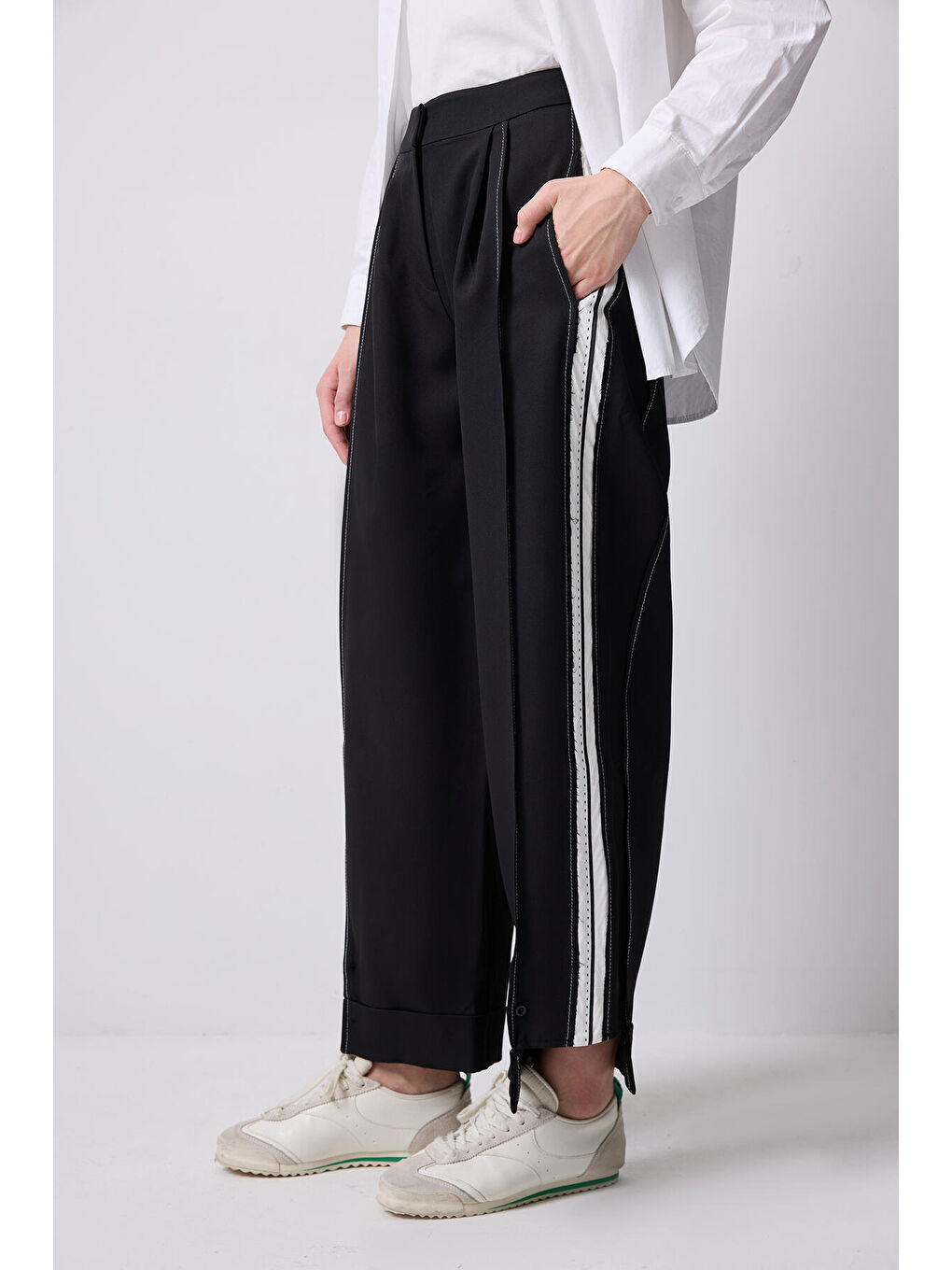 Siyah Şerit Detaylı Şalvar Pantolon-1