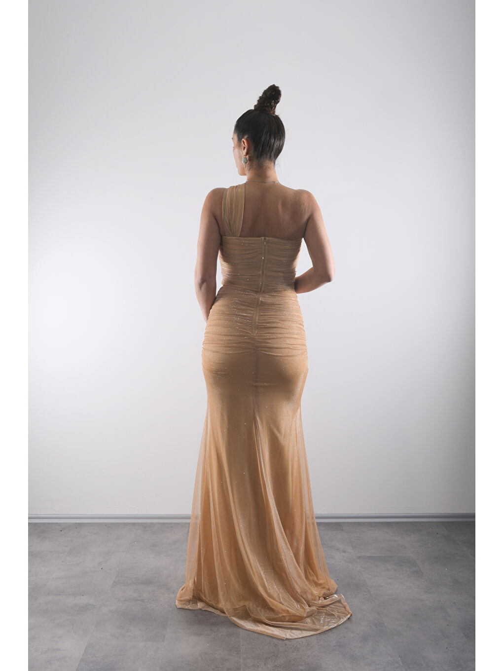 Sarı Tek Omuz Uzun Üçgen Pencere Detaylı, Etek Ucu Grenli Lüks Işıltılı Elbise-2