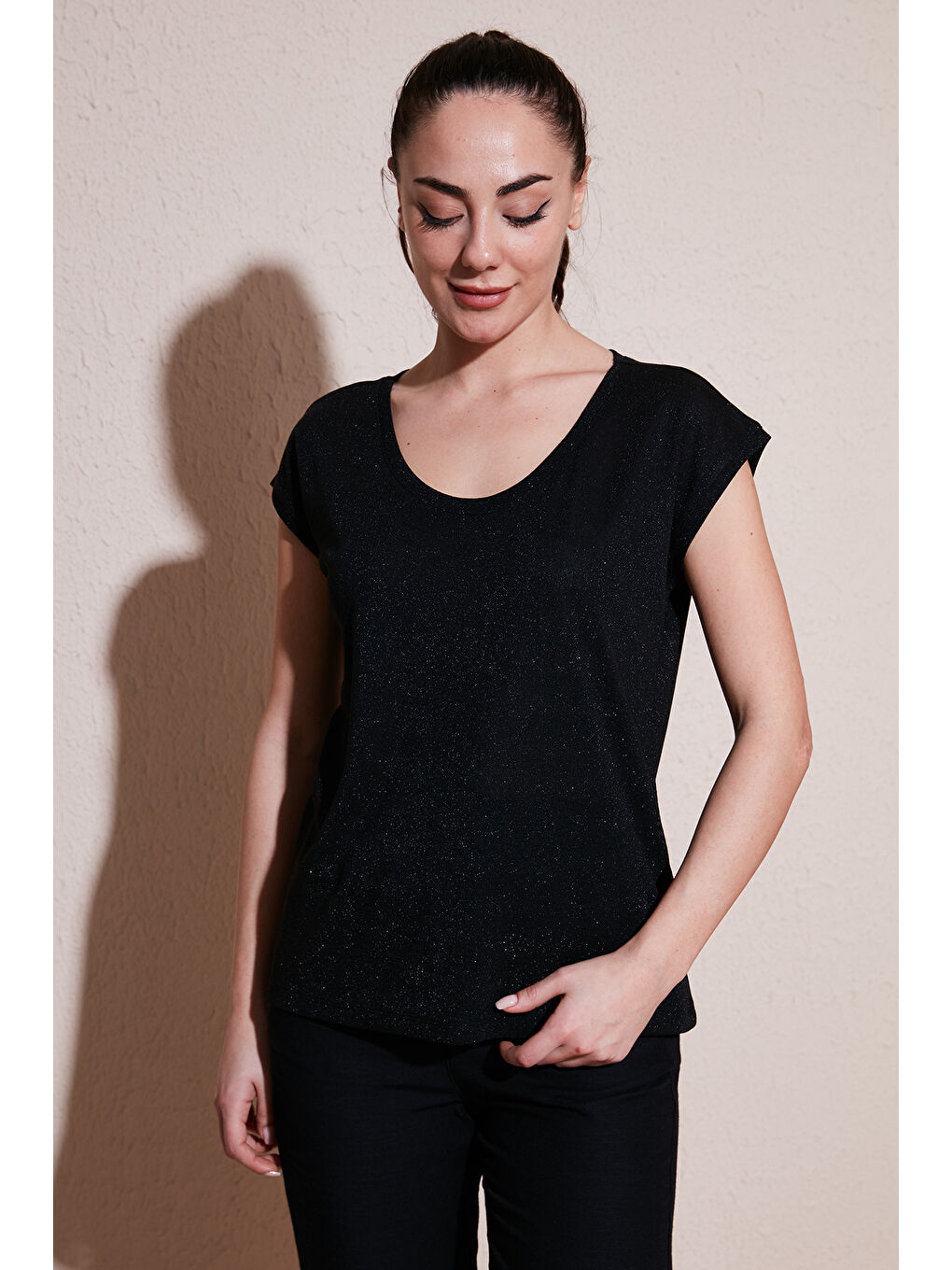 Siyah Standart Fit Yuvarlak Yaka Simli Bluz 25Y0202K1