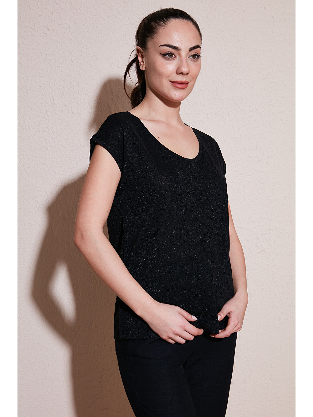 Siyah Standart Fit Yuvarlak Yaka Simli Bluz 25Y0202K1-1