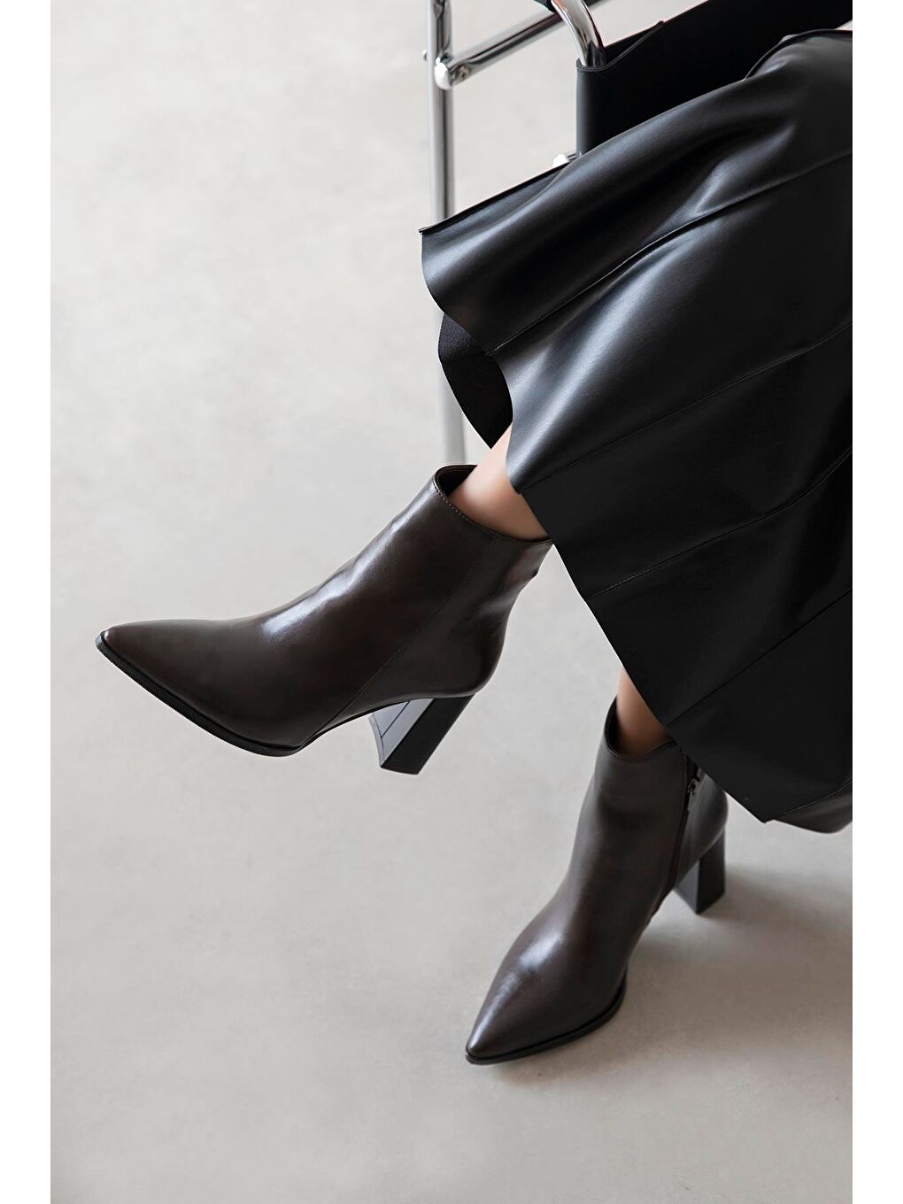 Kahverengi Nomi Kadın Topuklu Kırışık Deri Bot Kahve