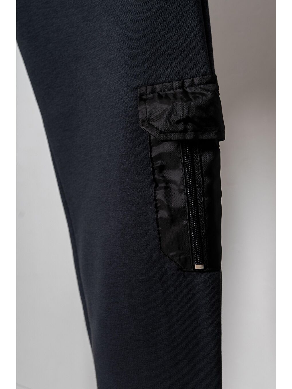 Siyah 3 İp İki Diz Mikro Kargo Cepli Sağ Cep Fermuarlı Erkek Çocuk Eşofman Altı-3