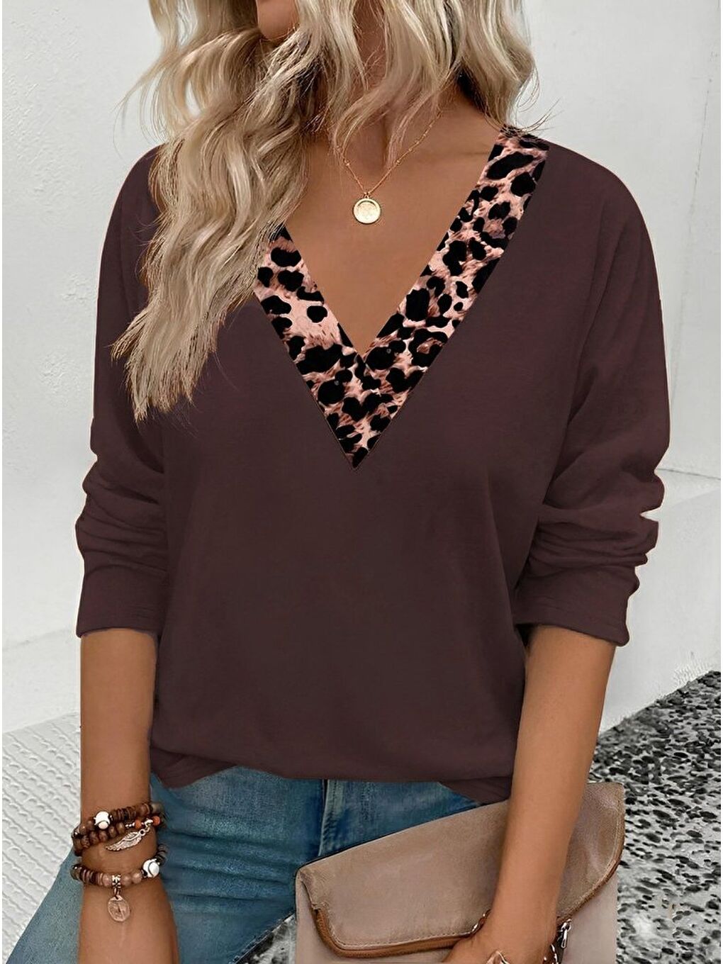 Kahverengi Kadın Uzun Kollu V Yakalı Leopar Detaylı Viskon Iki Iplik Bluz