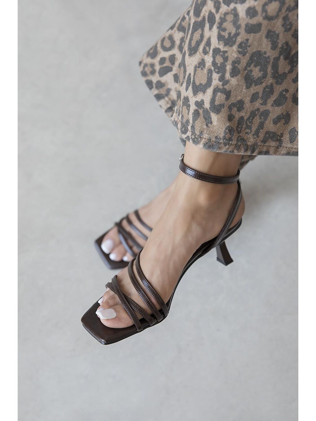 Kahverengi Ferne Kadın Topuklu Küt Burun Kırışık Deri Sandalet Kahve-1