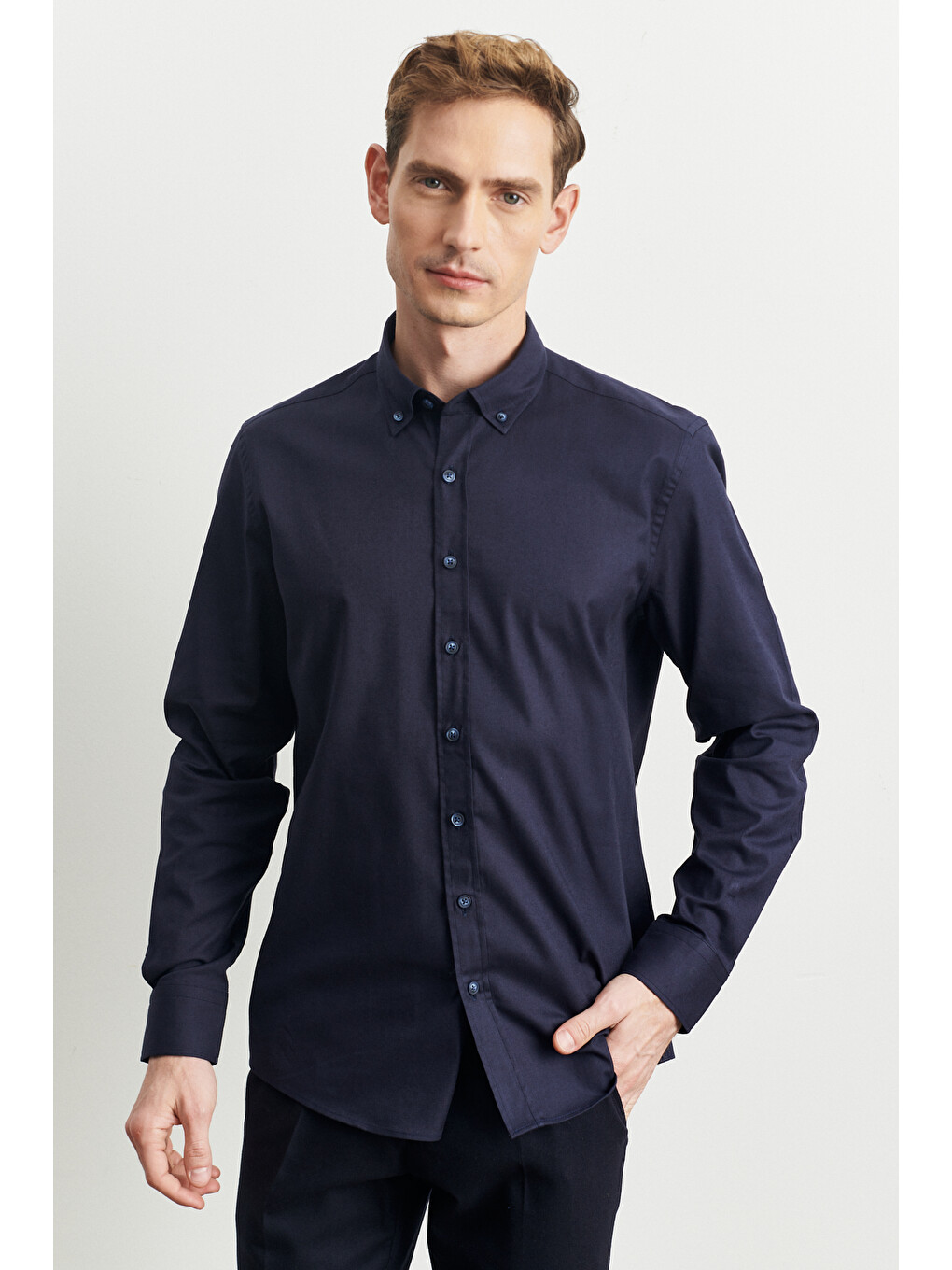 Erkek Lacivert Slim Fit Dar Kesim Düğmeli Yaka Gabardin Desenli Gömlek