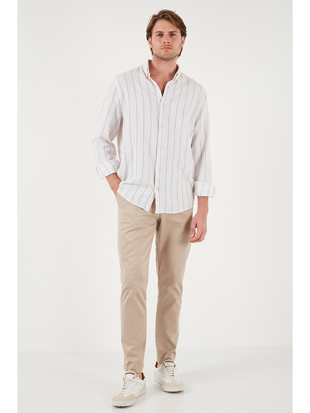 Beyaz Pamuklu Çizgili Regular Fit Düğmeli Yaka Erkek Gömlek CF21S112480-2