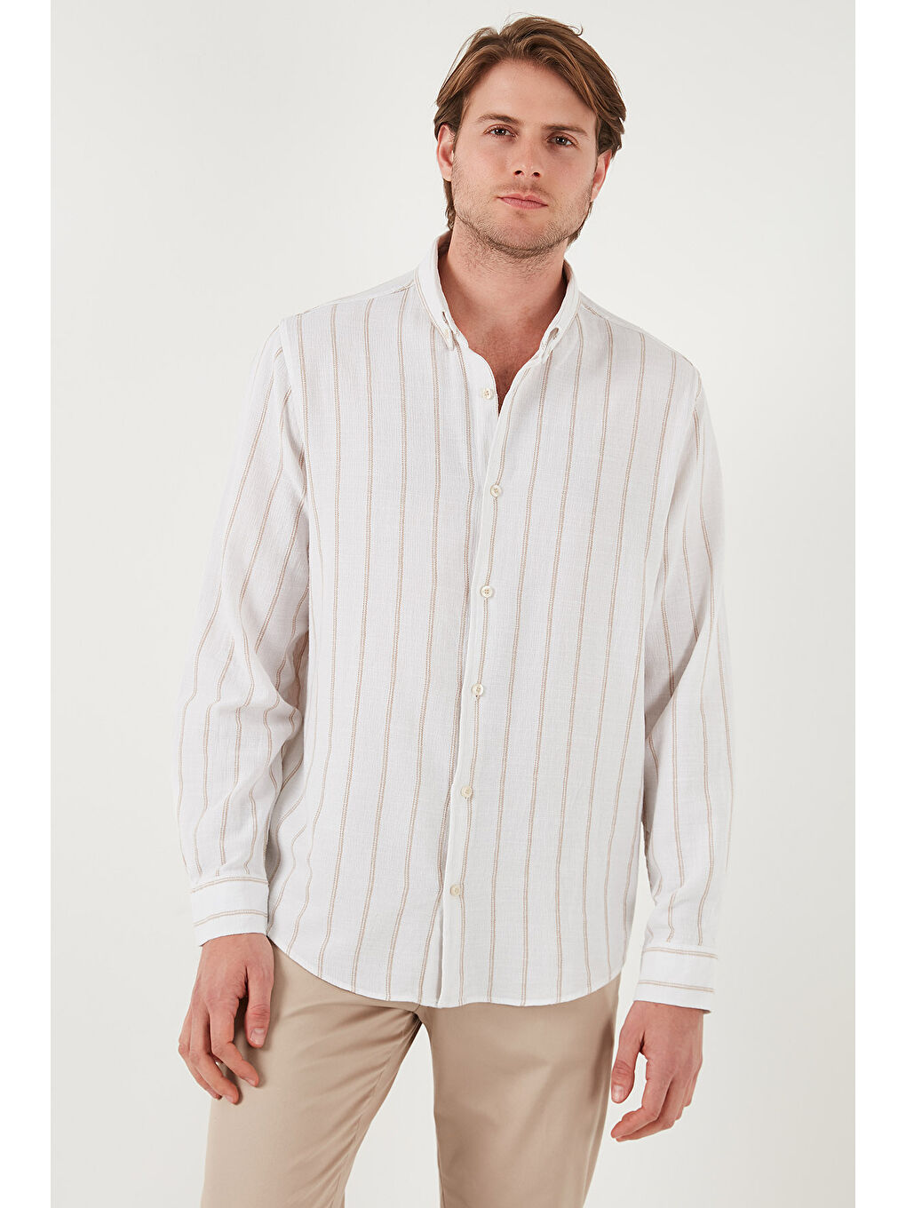 Beyaz Pamuklu Çizgili Regular Fit Düğmeli Yaka Erkek Gömlek CF21S112480-3