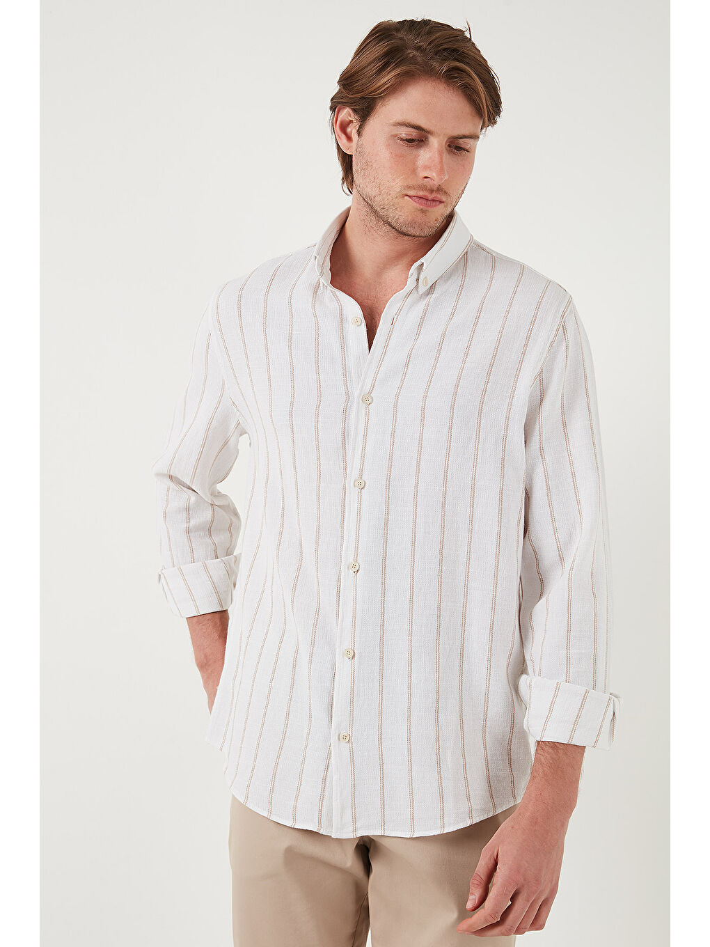 Beyaz Pamuklu Çizgili Regular Fit Düğmeli Yaka Erkek Gömlek CF21S112480-5