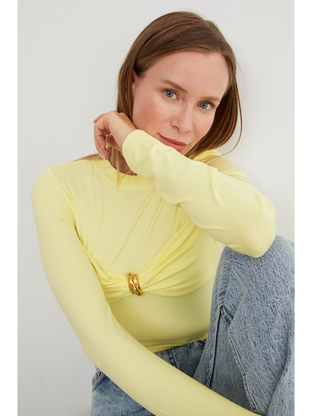 Sarı Önü Düğümlü Toka Aksesuarlı Bluz-1