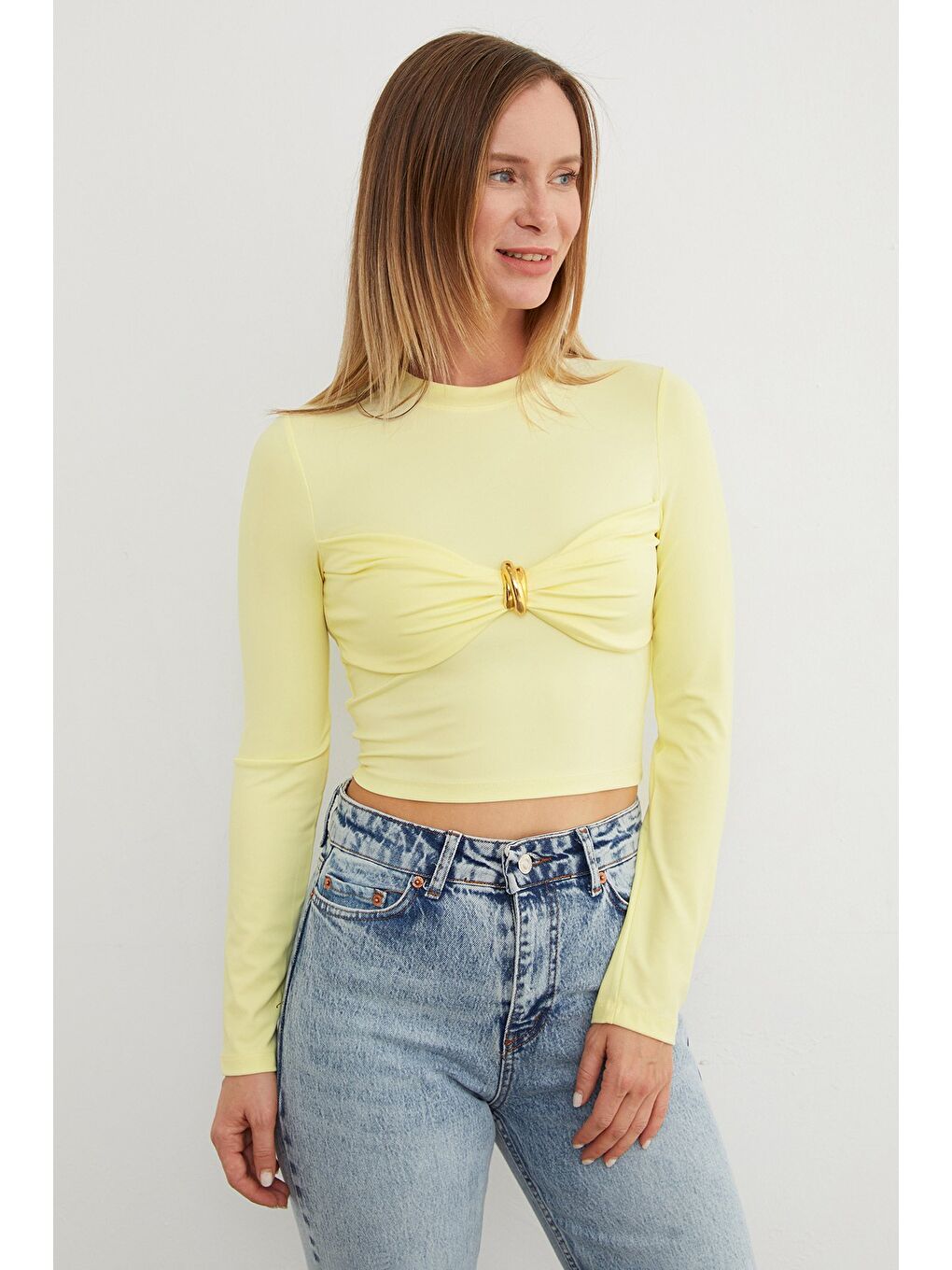 Sarı Önü Düğümlü Toka Aksesuarlı Bluz-3