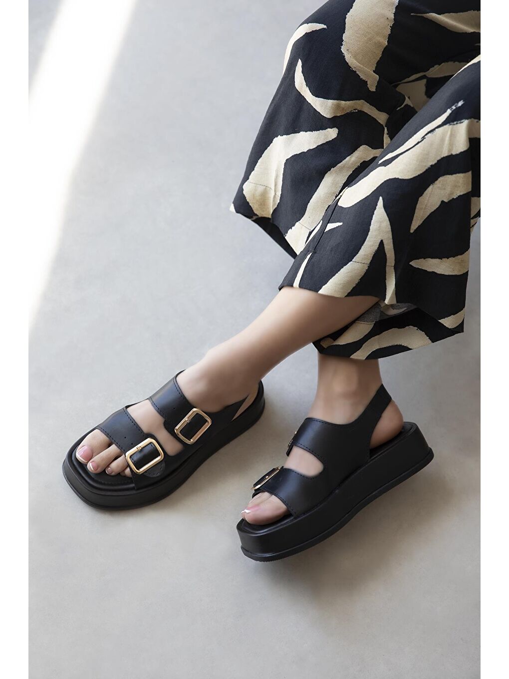 Renato Kadın Toka Detay Günlük Deri Sandalet Siyah-2