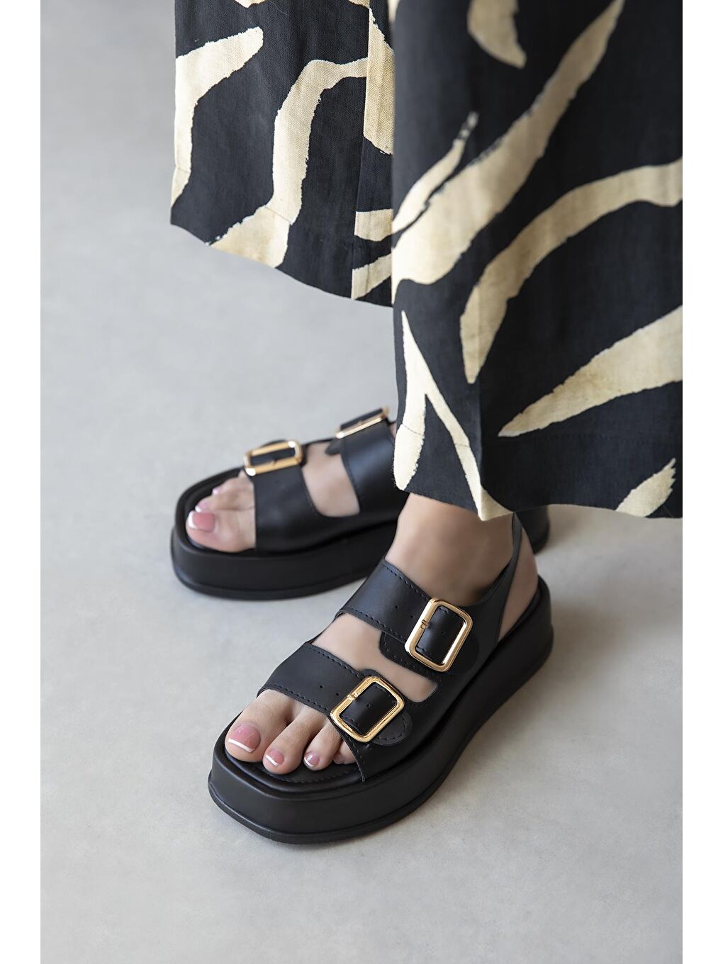 Renato Kadın Toka Detay Günlük Deri Sandalet Siyah-3